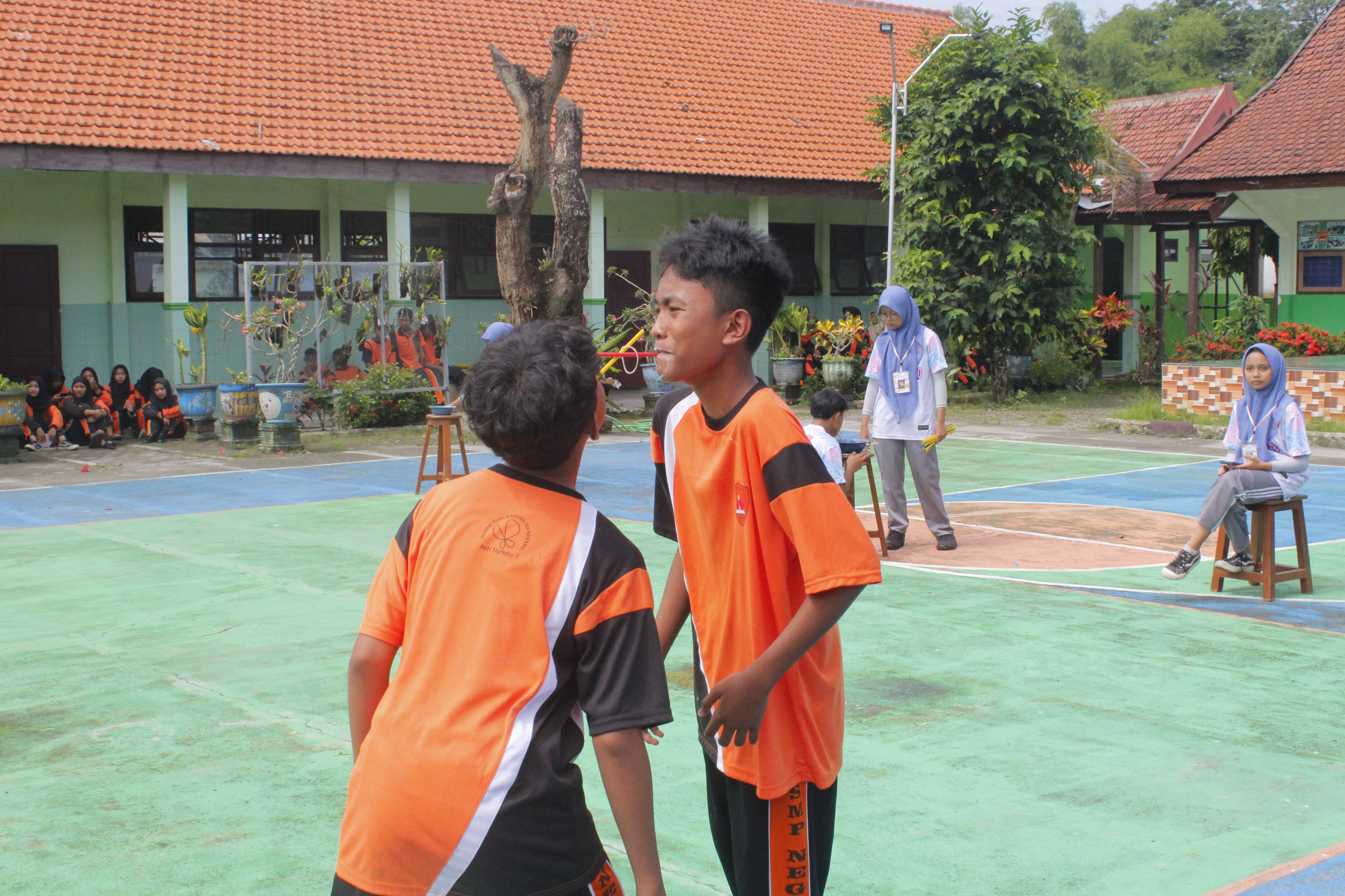 Seru Abis! Siswa SMP Negeri 2 Gudo Berebut Juara Lomba Sedotan Karet