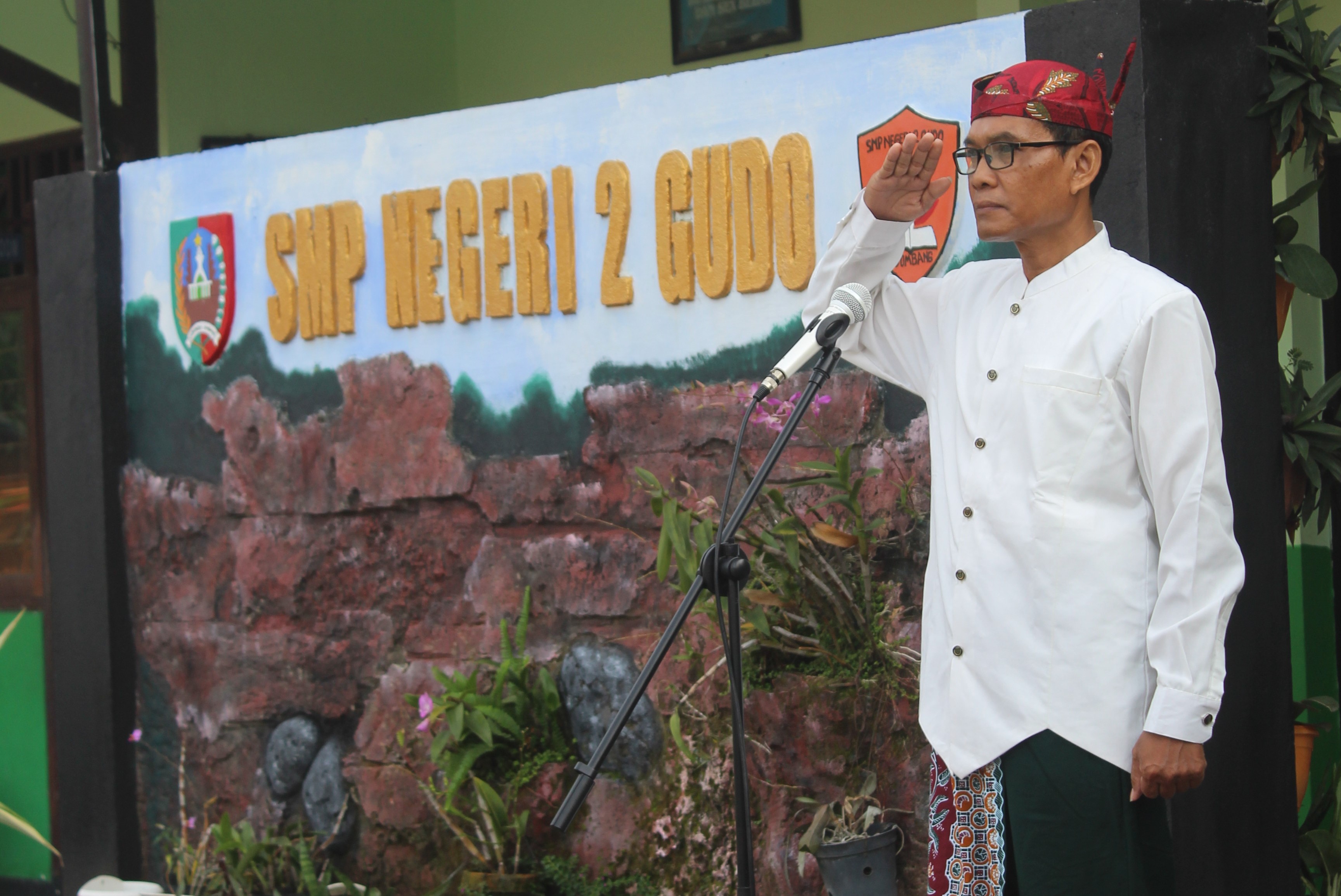 Semarak Hari Pendidikan Nasional di SMP Negeri 2 Gudo : Kebhinekaan dalam Balutan Busana Adat